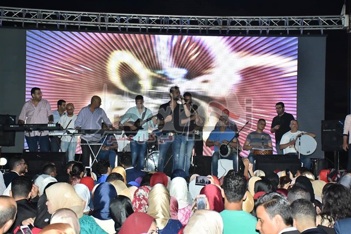 بالصور.. "هيثم شاكر" يشعل حفل تخرج كلية التجارة جامعة بورسعيد