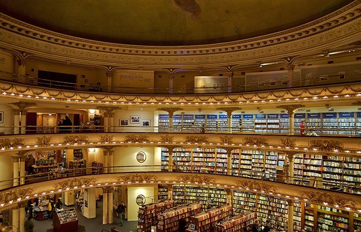 بالصور.. تحويل أكثر مسرح معمر عمره 100 عام إلى مكتبة