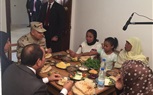 بالصور.. السيسي يتناول الإفطار مع أسرة بسيطة بغيط العنب