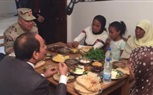 بالصور.. السيسي يتناول الإفطار مع أسرة بسيطة بغيط العنب