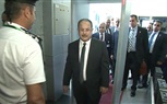 بالصور.. وزير الداخلية يخضع لإجراءات التفتيش بمطار شرم الشيخ