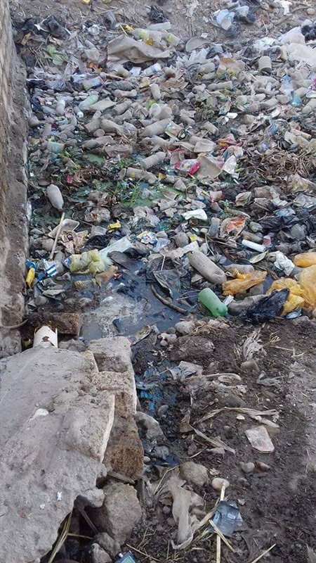 بالصور..العتمور في كوم امبو تغرق في تلال القمامة ومياه الصرف