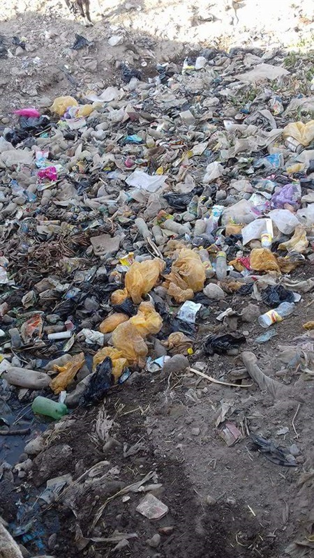 بالصور..العتمور في كوم امبو تغرق في تلال القمامة ومياه الصرف