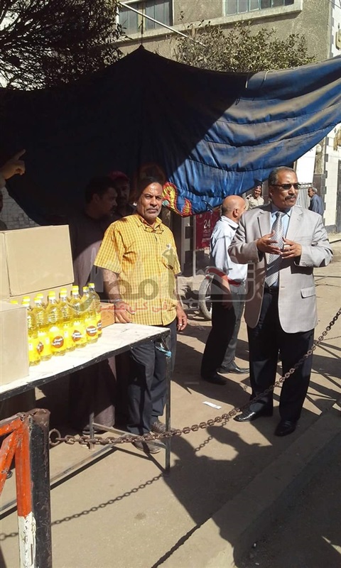 بالصور .. رئيس مدينة منوف يشرف علي توزيع زيت الطعام للاهالي