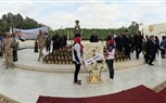 بالصور.. رئيس جامعة بنها يضع أكاليل الزهورعلى النصب التذكاري لشهداء الجيش