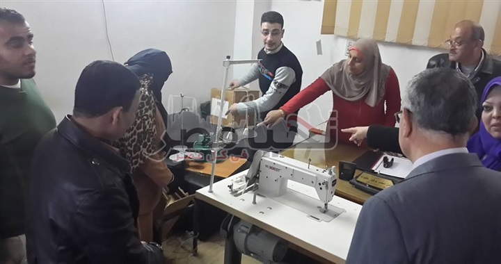 محافظ المنيا يسلم ماكينات خياطة لعدد من السيدات المعيلات
