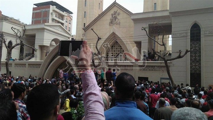 بالفيديو والصور... تجمهر الاقباط امام كنيسة الانفجار فى طنطا 