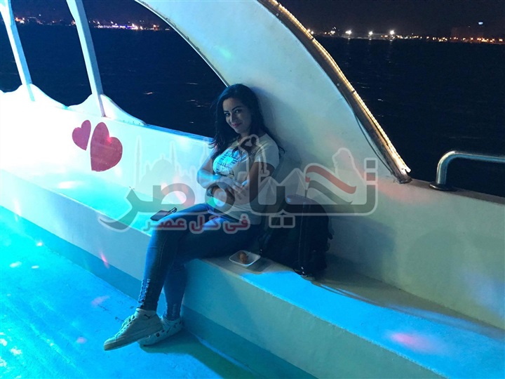 بالفيديو والصور.. صحفية تونسية تروج للسياحة المصرية من على ضفاف قناة السويس 