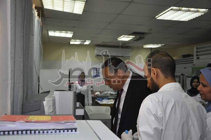رئيس جامعة قناة السويس يواصل جولاته التفقدية داخل المستشفي الجامعي
