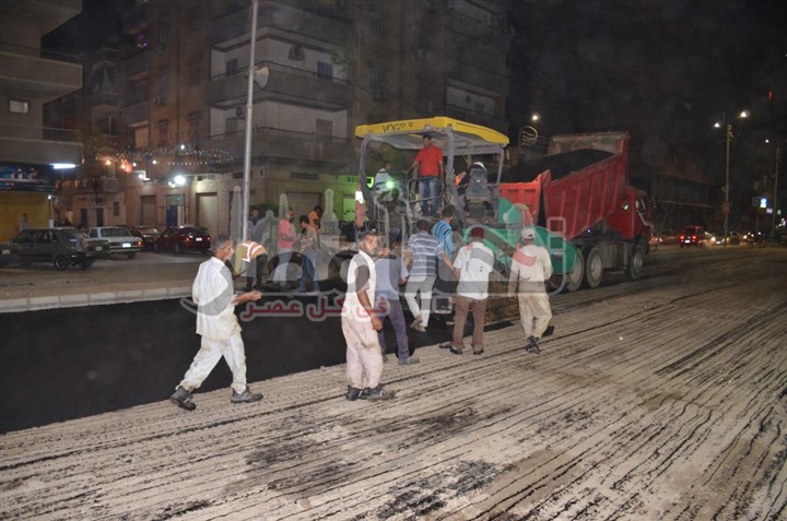 بالفيديو والصور.. محافظ الإسماعيلية يتابع أعمال رصف الشوارع الداخلية بحى ثان