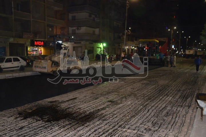 بالفيديو والصور.. محافظ الإسماعيلية يتابع أعمال رصف الشوارع الداخلية بحى ثان