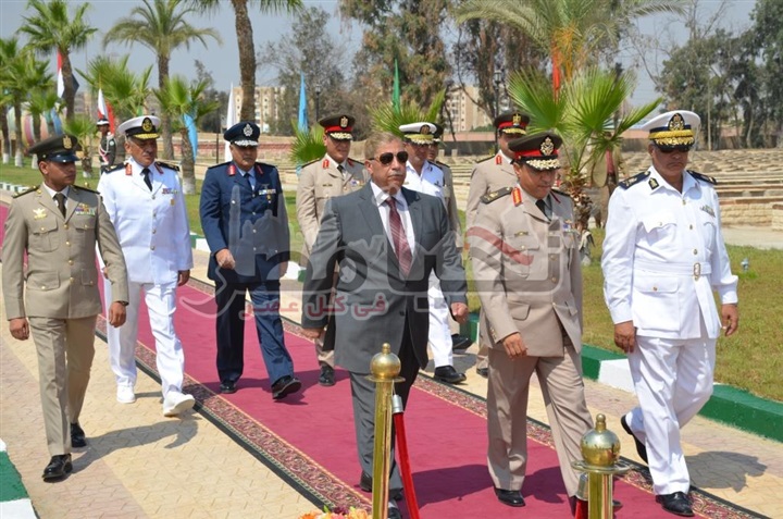 محافظ الإسماعيلية ومساعد قائد الجيش الثانى الميدانى يضعون أكاليل الزهور على النصب التذكارى