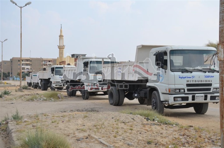 محافظ الإسماعيلية يتفقد معدات النظافة بمدينة المستقبل ويشيد بجهود العاملين بالمدينة