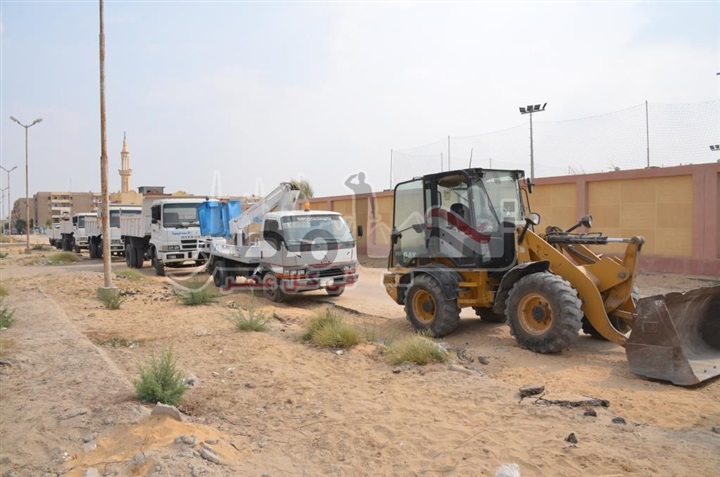محافظ الإسماعيلية يتفقد معدات النظافة بمدينة المستقبل ويشيد بجهود العاملين بالمدينة
